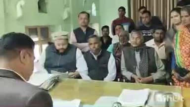 बाड़ी: कांग्रेसियों ने एसडीएम कार्यालय पर मतदाता सूचियों से नाम हटाने के मामले में किया विरोध प्रदर्शन