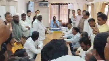 ಅಥಣಿ: ಪಟ್ಟಣದಲ್ಲಿ ಪುರಸಭೆ ಅಧಿಕಾರಿಗಳ ವಿರುದ್ಧ ರೊಚ್ಚಿಗೆದ್ದ ವ್ಯಾಪಾರಸ್ಥರು