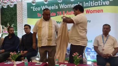 ಹುಣಸೂರು: ಮೈಸೂರಿನಲ್ಲಿ ಪರಿಸರಸ್ನೇಹಿ ಇಕೋ-ವೀಲ್ಸ್ ಗೆ ಚಾಲನೆ: 75 ಮಹಿಳೆಯರ ಬದುಕಿಗೆ ಎಲೆಕ್ಟ್ರಿಕ್ ಆಟಗಳೆ ಆಸರೆ