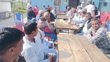 चौपारण: केंदुआ में पूर्व विधायक उमाशंकर अकेला शोकाकुल परिवार से मिले, 13वीं के कार्यक्रम में हुए शामिल