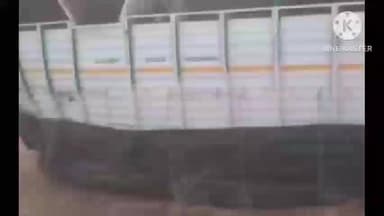 ಸಿಂದಗಿ: ಪಟ್ಟಣದ ರಾಷ್ಟ್ರೀಯ ಹೆದ್ದಾರಿಯಲ್ಲಿ ಕ್ಯಾಂಟರ್ ವಾಹನ ಚಾಲಕನ ನಿಯಂತ್ರಣ ತಪ್ಪಿ ಕಂದಕಕ್ಕೆ ಬಿದ್ದ ಕ್ಯಾಂಟರ್ ವಾಹನ