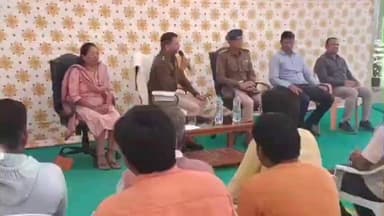 હાલોલ: હાલોલ ટાઉન પોલીસ મથકે જિલ્લા પોલીસ વડા હરેશ દુધાતની અધ્યક્ષતામાં લોકદરબાર યોજાયો