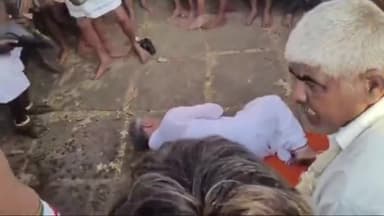 ಚಿಕ್ಕನಾಯಕನಹಳ್ಳಿ: ದೇವಸ್ಥಾನದ ಬಳಿ ಅಡ್ಡ ಮಲಗಿ ವಿಶೇಷ ಪ್ರಾರ್ಥನೆ ಸಲ್ಲಿಸಿದ ಚಿಕ್ಕನಾಯಕನಹಳ್ಳಿ ಶಾಸಕ ಸುರೇಶ್ ಬಾಬು