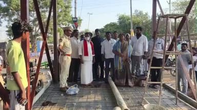 వాజేడు: గట్టమ్మ వద్ద నిర్మిస్తున్న ఫుట్ ఓవర్ బ్రిడ్జి పనులు పరిశీలించిన మంత్రి సీతక్క