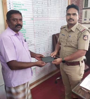 ಕನಕಪುರ: ಕೋಡಿಹಳ್ಳಿ ಪೊಲೀಸ್ ಠಾಣೆಯಲ್ಲಿ ವಾರಸುದಾರರಿಗೆ ಮೊಬೈಲ್ ಹಿಂತಿರುಗಿಸಿದ ಪೊಲೀಸರು