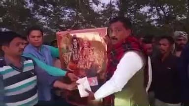 मनातू: मनातू में शिव चर्चा के लिए विधायक को शिव चित्र भेंट कर आमंत्रित किया गया