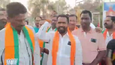 సిరిసిల్ల: మహారాష్ట్ర మున్సిపల్ కార్పొరేషన్ ఎన్నికల్లో బీజేపీ మహాయుతి కూటమి విజయం సిరిసిల్లలో సంబురాలు