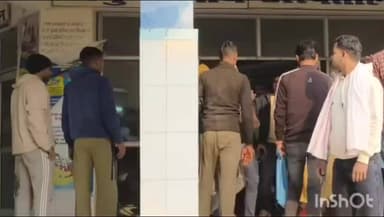 डुमरांव: एम्बुलेंस में देरी से गुस्साए लोगों ने डुमरांव अनुमंडल अस्पताल में की तोड़फोड़, डॉक्टरों को छिपकर बचानी पड़ी जान