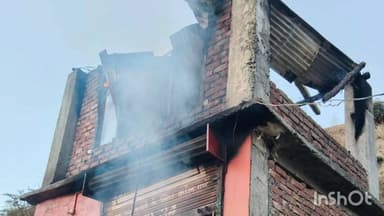 सिहुंता: भीषण अग्निकांड में दो मंजिला दुकान हुई राख, अनुमानित नुकसान ₹15 लाख का है