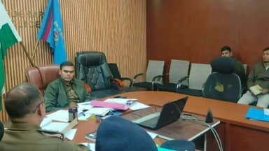 देवघर: देवघर पुलिस अधीक्षक ने समीक्षा बैठक में साइबर अपराधियों के सत्यापन पर दिया जोर