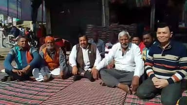 बबेरू: बबेरू कस्बे के मुख्य चौराहे पर व्यापार संघ चौराहा बचाओ समिति का तीसरे दिन क्रमिक अनशन जारी रहा