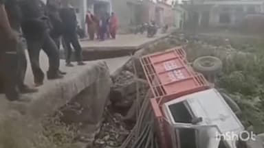 इंदौरा: इंदौरा में दुर्घटना, टूटी पुली में पिकअप गिरा, चालक और सहायक घायल