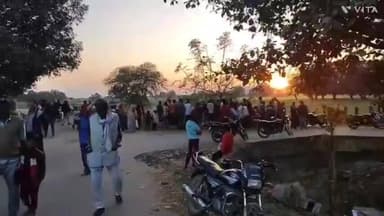 माडा: माडा थाना क्षेत्र: अनियंत्रित बाइक खाई में गिरने से बुजुर्ग की मौत, ग्रामीणों ने लगाया जाम