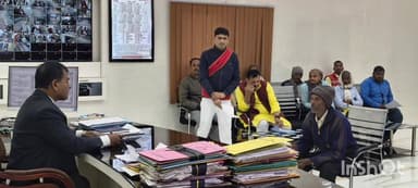 बेगूसराय: कार्यालय कक्ष में डीएम ने लगाया जनता दरबार, 35 फरियादियों की सुनी फरियाद