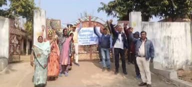 सतबरवा: बलवंत सिंह नामधारी मेमोरियल कॉलेज सतबरवा में वित्त रहित शिक्षकों ने कॉलेज में ताला लगाकर किया प्रदर्शन