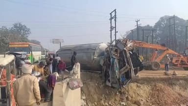 कासगंज: हजारा नहर में गिरा दूध से भरा टैंकर, टैंकर को बाहर निकाला गया