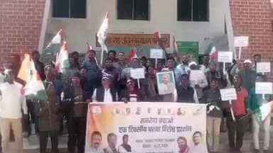 पालकोट: मनरेगा के नाम परिवर्तन को लेकर कांग्रेस ने पालकोट प्रखंड परिसर में किया धरना प्रदर्शन