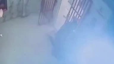 इटावा: कोतवाली क्षेत्र के लालपुर मोहल्ले में प्राचीन हनुमान मंदिर में हुई चोरी का वीडियो आया सामने