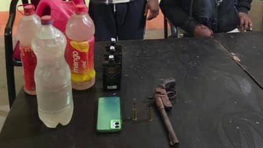 बलिया: बलिया पुलिस ने तुलसी टोल से एक व्यक्ति को देसी कट्टा, कारतूस व शराब के साथ किया गिरफ्तार