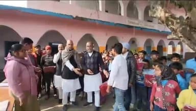 काको: कद्दावर शिक्षक नेता के निधन पर सिहटी स्कूल में पूर्व मंत्री पुत्र सहित गणमान्यों ने गर्म कपड़े वितरित किए