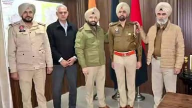 ਫਾਜ਼ਿਲਕਾ: ਤਰੱਕੀ ਕਰਨ ਵਾਲੇ ਨਵੇਂ ਏਐਸਆਈਜ਼ ਦੇ ਮੋਢਿਆਂ ਤੇ ਸਟਾਰ ਲਗਾ ਕੇ ਉਹਨਾਂ ਨੂੰ ਕੀਤਾ ਗਿਆ ਸਨਮਾਨਿਤ