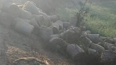 जबेरा: जबेरा बायपास पर अनियंत्रित होकर पलटा ट्रक, ट्रक में भरा बारदाना बिखरा