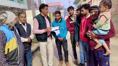 कासगंज: टीकमपुरा गांव में विशेष अभियान के तहत भाजपा के निवर्तमान जिलाध्यक्ष के पी सोलंकी ने किया नव मतदाता पंजीकरण