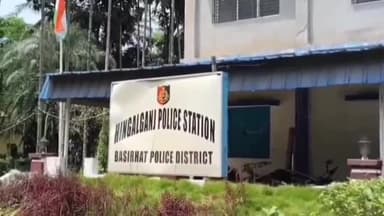 হিঙ্গলগঞ্জ: স্বরূপকাঠি এলাকায় বাড়ি থেকে মোবাইল চুরির ঘটনায় ওই এলাকা থেকেই সন্দেহভাজন এক যুবককে আটক করল পুলিশ