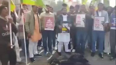 हिसार: हिसार में हरियाणा युवा कांग्रेस का जोरदार प्रदर्शन, एचपीएससी के चेयरमैन का पुतला फूंका