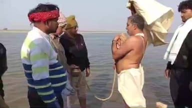 मोकामा: हत्या के आरोपी गिरधारी सिंह ने कड़ी सुरक्षा के बीच श्मशान घाट पर अपनी मां को दी मुखाग्नि