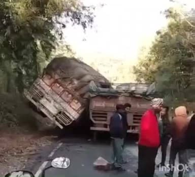 कोरची: बेडगाव घाटावर मालवाहू ट्रकचा ब्रेक फेल होत ट्रक उलटला, रात्री पासून वाहतूकीची कोंडी