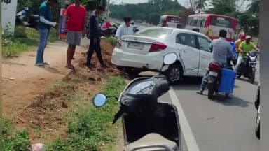 ಕೊಳ್ಳೇಗಾಲ: ಮುಡಿಗುಂಡ ಬಳಿ ಭೀಕರ ಸರಣಿ ಅಪಘಾತ, ಪ್ರಯಾಣಿಕರು ಪಾರು
