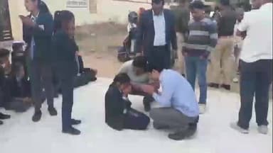 सूरजगढ़: अगवाना खुर्द से भावुक कर देने वाला वीडियो आया सामने, शिक्षक के सामने हाथ जोड़कर व पैर पकड़कर बोले विद्यार्थी- वापस आओ सर