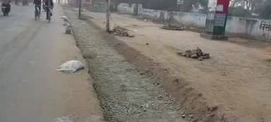 बदायूं: बदायूं के कस्बा उझानी में सड़क चौड़ीकरण कार्य से खुदी पड़ी पटरियां हादसों को दे रहीं दावत