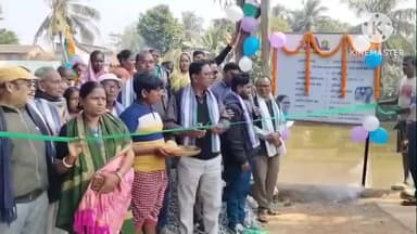কাঁথি ৩: খড়িপুকুরিয়া দক্ষিণ সংসদে ঢালাই রাস্তা নির্মাণের উদ্ধোধনে উপস্থিত পঞ্চায়েত সমিতির সভাপতি বিকাশ বেজ