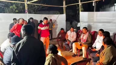 ডুমডুমা: তালাপত সদ্য প্ৰয়াত ব্যক্তিৰ পৰিয়ালবৰ্গক সাক্ষাৎ কৰি সমবেদনা জ্ঞাপন কৰে বিধায়ক বলীন চেতিয়াই