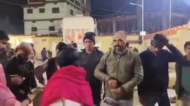 गुनौर: मकर संक्रांति पर विधायक गुनोर राजेश वर्मा ने जुगलकिशोर मंदिर में खिचड़ी प्रसाद का वितरण किया