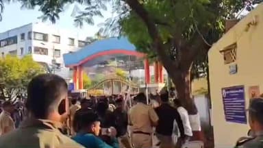 उस्मानपुरा येथील मतमोजणी केंद्रामध्ये राडा,पोलिसांकडून लाठीचार्ज,शिंदे सेनेचे माजी महापौर विकास जैन वइतर कार्यकर्ते जखमी