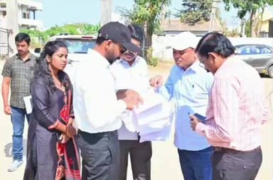 ధర్మపురి: ధర్మపురి మున్సిపల్ కేంద్రంలో ఎన్నికల ఏర్పాట్లను పరిశీలించిన జిల్లా కలెక్టర్ బి. సత్యప్రసాద్