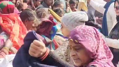 शिकोहाबाद: इटावा रोड पर महिला एवं बाल जागृति सेवा संस्थान ने जरूरतमंदों को बांटे वस्त्र, खिले चेहरे