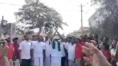 பல்லடம்: மாணிக்கபுரம் பகுதியில் நடைபெற்ற பொங்கல் விழாவில் அமைச்சர் சாமிநாதன் கலந்து கொண்டு உறியடித்தார்