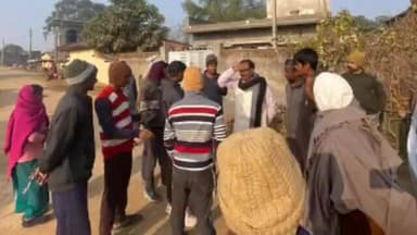 लावालौंग: विधायक जनार्दन पासवान पकड़ी गांव पहुंचे, लोगों से मिलकर उनकी समस्याओं से अवगत हुए