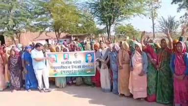 झौथरी: गड़ा पट्टा पीठ में मनरेगा बचाओ कार्यक्रम आयोजित, भाजपा सरकार पर मजदूर विरोधी नीतियों का आरोप, SIR कार्यक्रम पर भी आरोप