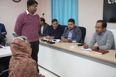 जन सुनवाई में आमजनों की समस्याओं पर हुई सुनवाई, त्वरित कार्रवाई के निर्देश।
जिला पदाधिकारी, नवादा श्री रवि प्रकाश द्वार...