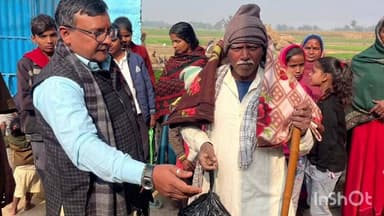बरहट: सुखलेवा गांव में जरूरतमंदों के बीच किया गया कंबल वितरण