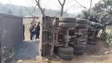 लिट्टीपाड़ा: लिट्टीपाड़ा-धरमपुर मार्ग पर डहरलंगी के पास तेज रफ्तार हाइवा पलटा, चालक बाल-बाल बचा