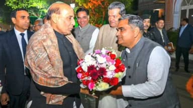 डूंगला: जयपुर में सहकारिता मंत्री गौतम दक ने रक्षा मंत्री राजनाथ सिंह का स्वागत किया