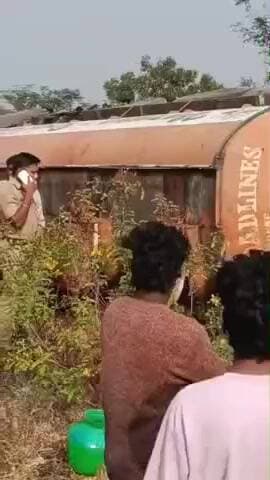 ಕಂಪ್ಲಿ: ದೇವಲಾಪುರ ಗ್ರಾಮದ ಬಳಿ ಪಾಮ್ ಆಯಿಲ್ ಟ್ಯಾಂಕರ್ ಪಲ್ಟಿ:ಎಣ್ಣೆಗಾಗಿ ಮುಗಿಬಿದ್ದ ಜನರು