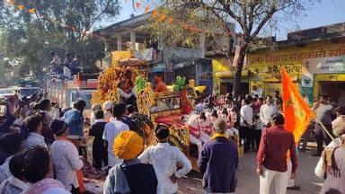 केशोरायपाटन: नृसिंह नगरी कापरेन में राधे बाबा निर्मोही का भव्य नगर प्रवेश, शोभायात्रा में उमड़ा जनसैलाब, श्रद्धालुओं ने की पुष्पवर्षा