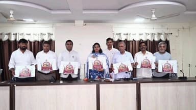 ಕೂಡ್ಲಿಗಿ: ಪಟ್ಟಣದ ಪ್ರವಾಸಿ ಮಂದಿರದ ಸಭಾಂಗಣದಲ್ಲಿ,ಒನಕೆ ಓಬವ್ವ ಉತ್ಸವದ ಲಾಂಛನ ಬಿಡುಗಡೆ; ಶಾಸಕ ಶ್ರೀನಿವಾಸ್ ಭಾಗಿ